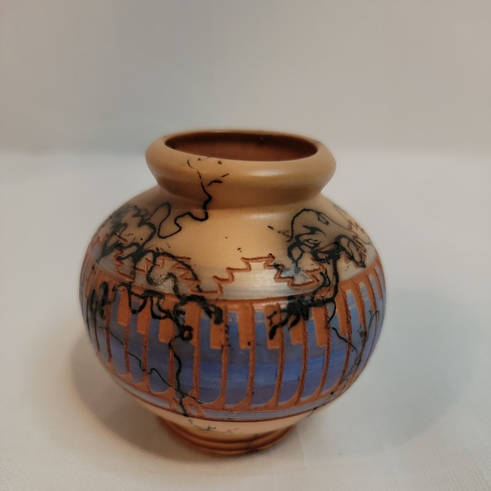 Small‎ Navajo Pueblo Etched Horse Hair Vase/Pottery signed by Michelle Smith